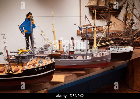 Madagascar, Antananarivo, de l'artisanat, le Village maquettes de bateaux atelier sur l'affichage en salle d'exposition Banque D'Images