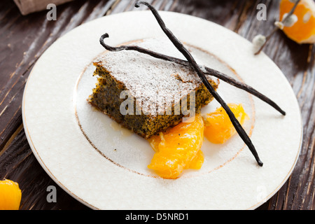 Gâteau aux Graines de pavot avec des tranches d'orange, des bonbons Banque D'Images