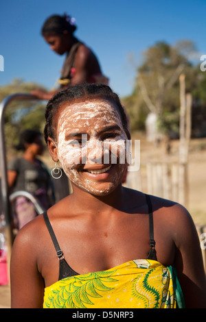 Madagascar, Morondava, Marofandilia , village girl avec protection solaire visage sur bois Banque D'Images