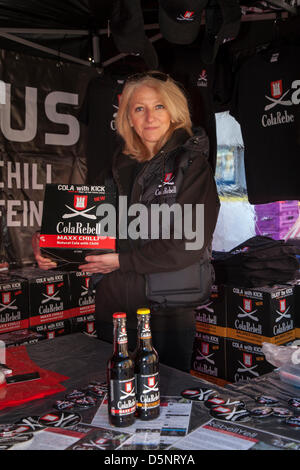 Blackpool, Lancashire, Royaume-Uni Samedi 6 avril 2013. Maria Asker 50, de Burton-on-Trent, vendant Cola Rebell au Grand Blackpool Chili Festival dans la magnifique place St Johns rénovée, un événement important organisé par Chili Fest UK. Les propriétaires de la salle Blackpool Bid veulent faire du Blackpool Chili Festival l'une de ses principales attractions pendant la haute saison des vacances. Banque D'Images