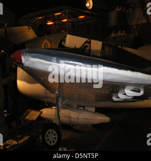 Le Grumman F6F Hellcat, un avion de chasse à porte-avions, a été un élément essentiel de la flotte de la marine américaine pendant la seconde Guerre mondiale. Le modèle F51a, présenté à Balboa Park, San Diego, a contribué aux victoires navales. Banque D'Images