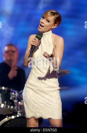 La chanteuse suisse Francine Jordi effectue pendant la répétition générale pour le spectacle de musique de télévision "usikantenstadl' dans Salzbourg, Allemagne, 5 avril 2013. Photo : Bodo Schackow Banque D'Images