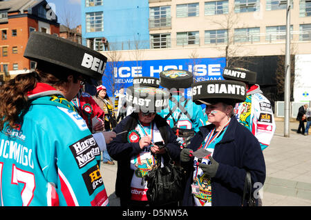 Nottingham, Royaume-Uni. 6e avril 2013. La rapide Solictors elite ligue de hockey sur glace play-offs commencent aujourd'hui au Centre National des glaces.Quatre équipes jouent aujourd'hui avec deux de dimanche dernier.Nottingham Panthers jouer Cardiff Devils première et plus tard Coventry Blaze prises sur Belfast Giants.L'événement annuel est maintenant dans sa 10 année. Crédit : Ian Francis / Alamy Live News Banque D'Images