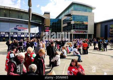 Nottingham, Royaume-Uni. 6e avril 2013. La rapide Solictors elite ligue de hockey sur glace play-offs commencent aujourd'hui au Centre National des glaces.Quatre équipes jouent aujourd'hui avec deux de dimanche dernier.Nottingham Panthers jouer Cardiff Devils première et plus tard Coventry Blaze prises sur Belfast Giants.L'événement annuel est maintenant dans sa 10 année. Crédit : Ian Francis / Alamy Live News Banque D'Images