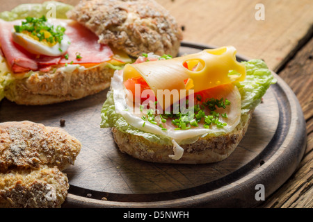 Sandwich frais avec jambon et fromage Banque D'Images