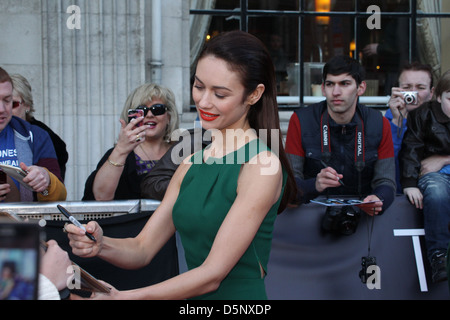 Olga Kurylenko avec les fans sur le tapis rouge pour la première européenne de "l'oubli" au Savoy Cinéma, Dublin. Banque D'Images