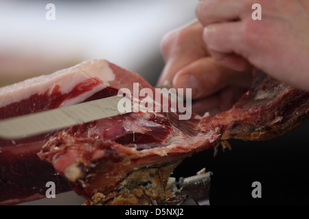 Jamon Serrano - Coupe jambon espagnol traditionnel. Andalousie, Espagne Banque D'Images