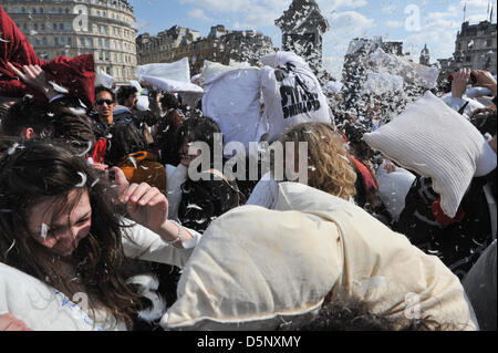 Trafalgar Square, Londres, Royaume-Uni. 6e avril 2013. La masse pillow fight à Trafalgar Square. 2013 International Pillow Fight Day. Une masse pillow fight a lieu à Trafalgar Square, Londres. Banque D'Images