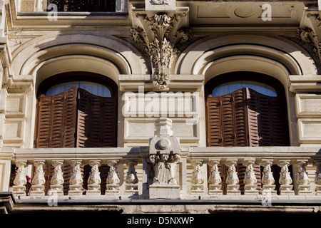 Ancien immeuble d'appartements avec balcon et des fenêtres en ogive à Madrid, Espagne. Banque D'Images