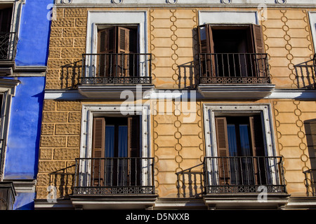 Ancien immeuble d'appartements avec balcon façade ouvragée à Madrid, Espagne. Banque D'Images