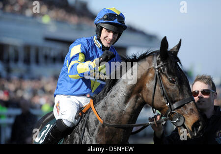 Trois petits bonhommes, Royaume-Uni. 6e avril 2013. Le Grand Festival National. Auroras Encore jockey Ryan Mania gagne le Grand National et est emmené à l'arène de présentation. Credit : Action Plus de Sports / Alamy Live News Banque D'Images