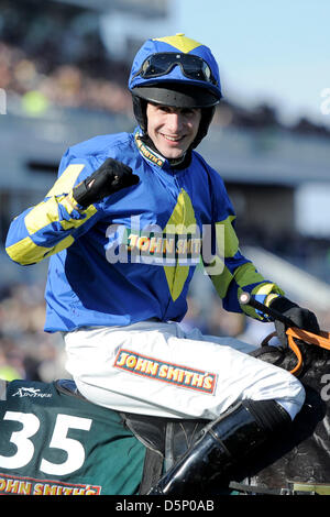 Trois petits bonhommes, Royaume-Uni. 6e avril 2013. Le Grand Festival National. Auroras Encore jockey Ryan Mania gagne le Grand National et est emmené à l'arène de présentation. Credit : Action Plus de Sports / Alamy Live News Banque D'Images