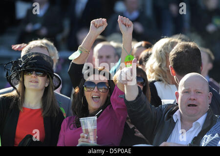 Trois petits bonhommes, Royaume-Uni. 6e avril 2013. Le Grand Festival National. John Smith's Liverpool obstacle. La foule applaudir les gagnants au Grand National. Credit : Action Plus de Sports / Alamy Live News Banque D'Images