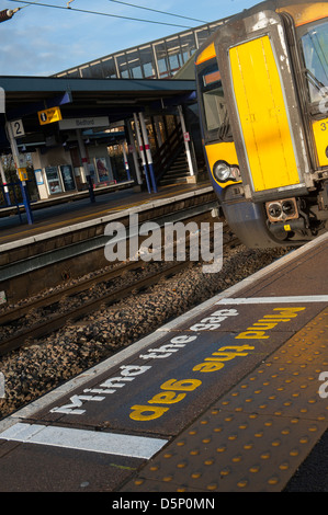 L'écart entre la signer et tactile paving sur plate-forme de la gare de Bedford, en Angleterre. Banque D'Images