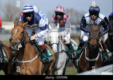 Trois petits bonhommes, Royaume-Uni. 6e avril 2013. Le Grand Festival National. John Smith's Liverpool obstacle. Spin américain monté par Jamie MOORE. Credit : Action Plus de Sports / Alamy Live News Banque D'Images