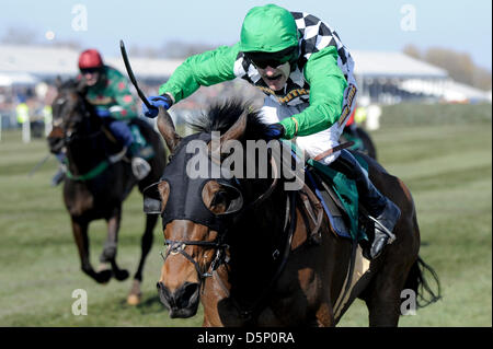 Trois petits bonhommes, Royaume-Uni. 6e avril 2013. Le Grand Festival National. Action de la John Smith's Handicap Chase. Credit : Action Plus de Sports / Alamy Live News Banque D'Images