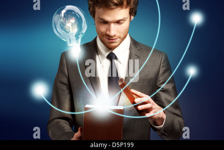 Jeune homme pensée en dehors de la boîte - des idées brillantes Banque D'Images