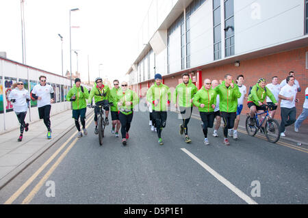 Liverpool, Royaume-Uni. 6e avril 2013. La charité les coureurs sont rejoints par celbrities où ils franchissent la ligne d'arrivée après une course de 96 mile chairty entre Hillsborough et Anfield Credit : Andy Thornley / Alamy Live News Banque D'Images