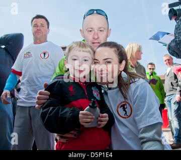 Liverpool, Royaume-Uni. 6e avril 2013. Spice Girl Melanie C pose avec charité runner Earle Kackson et son fils après la fin d'un 96 km course de collecte de fonds entre Hillsborough et Anfield Credit : Andy Thornley / Alamy Live News Banque D'Images