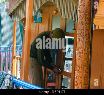 Cachemire, Inde. 6e avril 2013. Un policier scelle la péniche où une femme britannique aurait été assassiné par une touriste néerlandaise le samedi à Srinagar, capitale de l'été le Cachemire sous administration indienne . 24 ans, Sara Elizabeth a été retrouvé dans une mare de sang à l'intérieur de sa chambre dans la péniche dans la matinée, la police a déclaré, ajoutant qu'elle pourrait avoir été violées avant d'être tué en tant que ses vêtements étaient déchirés. Le touriste néerlandaise Davit Rechord (43), qui était de rester dans une autre pièce de la péniche a été arrêté. Credit : yawar nazir kabli / Alamy Live News Banque D'Images