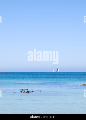 Paysage marin bleu avec voilier à l'horizon. La photo a été prise dans un quartier calme matin de juillet sur une plage de Galice. Banque D'Images