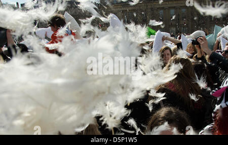 Londres, Royaume-Uni. 6e avril 2013. 2013 International Pillow Fight Day est célébré à Trafalgar Square, Londres. (Photo crédit : MJ-IBP/Alamy Live News) Banque D'Images