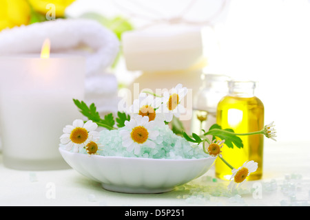 Spa relaxation thème avec des fleurs, des sels de bain, huiles essentielles, bougies et serviettes Banque D'Images