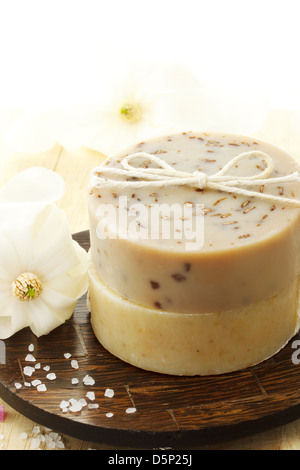 Savon artisanal naturel avec des fleurs et des sels de bain Banque D'Images