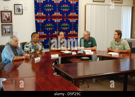 L'image montre un canot, représentant les peuples Salish, utilisé dans une discussion sur la qualité de l'eau. Il met en évidence le lien entre la culture autochtone et la gérance de l'environnement. Banque D'Images