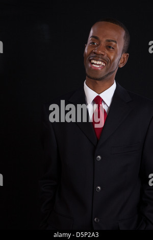 Heureux homme noir dans un shirHappy à carreaux bleu homme noir dans une chemise à carreaux bleu, regardant la caméra avec un sourire amical, agréable Banque D'Images