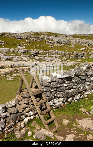 Royaume-uni, Angleterre, dans le Yorkshire, Malham Cove, sur le stile Pennine Way Banque D'Images