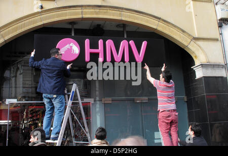 Déposer les ouvriers à l'extérieur du magasin HMV signe à Coventry Street, Piccadilly Circus, Londres W1. Effondrement d'un empire au détail, regarde pour être secourus par groupe canadien Sunrise Records Banque D'Images