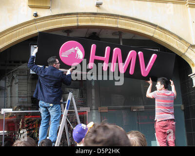 Déposer les ouvriers à l'extérieur du magasin HMV signe à Coventry Street, Piccadilly Circus, Londres W1. Effondrement d'un empire au détail, regarde pour être secourus par groupe canadien Sunrise Records Banque D'Images