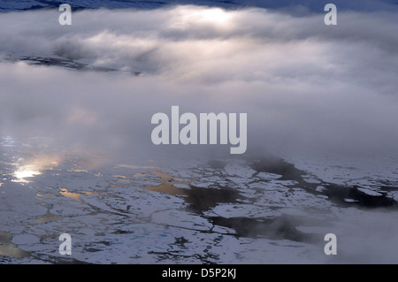 Cette image montre un canot Salish du littoral, mettant l'accent sur la qualité de l'eau et le rôle de la Garde côtière dans la navigation dans l'Arctique à bord du navire de coupe Healy de l'USCG, connu pour son travail dans les régions polaires. Banque D'Images
