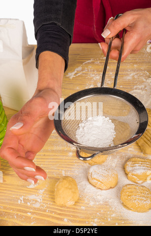 Le sucre en poudre en cours sur des biscuits Banque D'Images