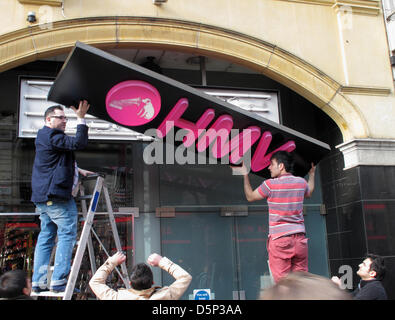 Déposer les ouvriers à l'extérieur du magasin HMV signe à Coventry Street, Piccadilly Circus, Londres W1. Effondrement d'un empire au détail, regarde pour être secourus par groupe canadien Sunrise Records Banque D'Images