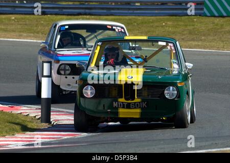 Huntingdon, en Angleterre. 06 avril 2013. Andy Davies dans son BMW 2002 pendant la réunion de courses BARC à Oulton Park Banque D'Images