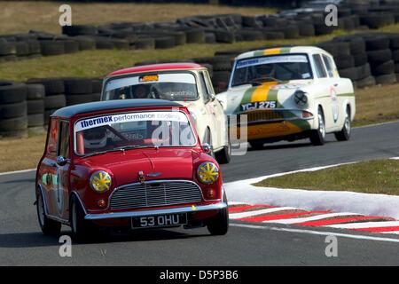 Huntingdon, en Angleterre. 06 avril 2013. Phil Manser dans son Austin Mini Cooper au cours de la réunion de courses BARC à Oulton Park Banque D'Images