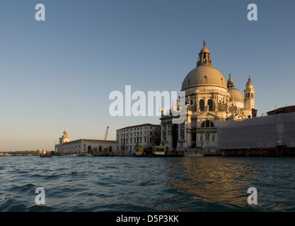 Un tour en gondole à travers le Grand Canal à Venise. Un paseo en góndola por el gran canal de Venecia. Banque D'Images