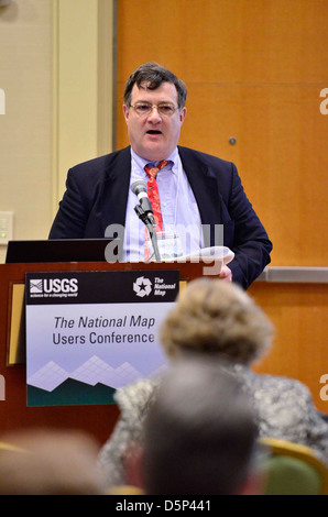 Cette image montre un canot dans une région côtière, mettant en évidence la qualité de l'eau dans la région. La conférence référencée se concentre sur des sujets environnementaux, avec une carte indiquant les présentations nationales, les sessions de produits, et la recherche USGS sur la gestion et la préservation de la qualité de l'eau. Banque D'Images