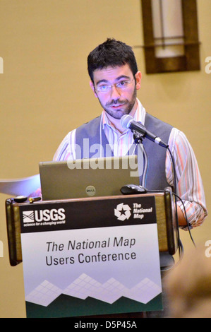 Cette image fait référence à une carte montrant la culture du canot Salish côtier, la qualité de l'eau et diverses présentations connexes lors d'une conférence, mettant l'accent sur les études environnementales et l'information géographique. Banque D'Images