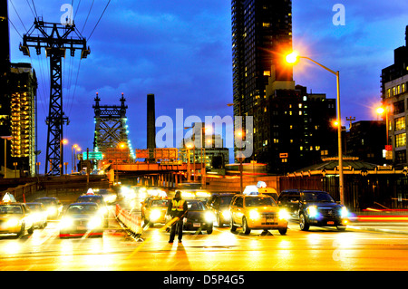 L'heure de pointe sortant de l'Ed Koch Queensboro 59th Street Bridge, Manhattan, New York City, USA Banque D'Images