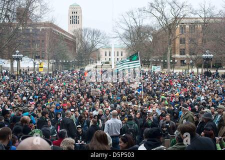 Ann Arbor, Michigan, USA, 06 avril 2013. Des milliers de personnes se réunissent sur l'Université du Michigan's Diag pour la 42e conférence annuelle des hash Bash, un pro-légalisation de la marijuana rally. (Crédit Image : Crédit : Courtney Sacco/ZUMAPRESS.com/Alamy Live News) Banque D'Images