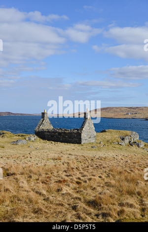 Une vieille ruine Croft House se trouve sur la côte donnant sur le Loch Barraglom entre l'île de Lewis et Grand Bernera. Banque D'Images