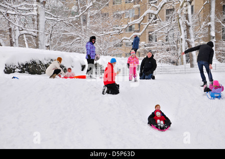 Jeunes lugeurs pendant une tempête de neige dans Central Park, New York, Manhattan, USA Banque D'Images