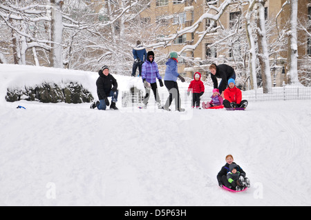 Jeunes lugeurs pendant une tempête de neige dans Central Park, New York, Manhattan, USA Banque D'Images