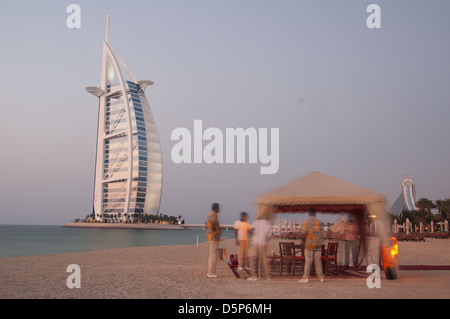 Un dîner sous une tente dans la belle plage de Dubaï, près de l'hôtel 7 étoiles de luxe Burj al arabmhere la préparation du te Banque D'Images