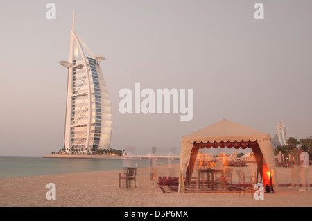 Un dîner sous une tente dans la belle plage de Dubaï, près de l'hôtel 7 étoiles de luxe Burj al arabmhere la préparation de la tente.visages méconnaissables, Banque D'Images