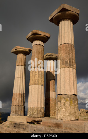 Quatre colonnes doriques à l'acropolis, ruines du temple d'Athéna à Assos Behramkale Turquie Banque D'Images