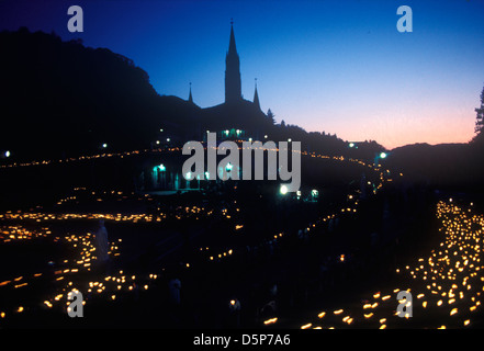 Foi chrétienne en Europe, les pèlerins catholiques français prennent part à une procession allumée aux chandelles et à une veillée devant et autour de la Basilique notre-Dame du Rosaire également connue sous le nom de Basilique de l'Immaculée conception de Lourdes France vers les années 1995 1990 HOMER SYKES Banque D'Images